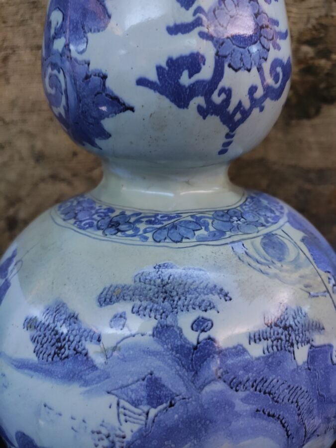DELFT - Paire de gourdes, décor en camaïeu bleu de paysages chinois. XVIIIème s…
