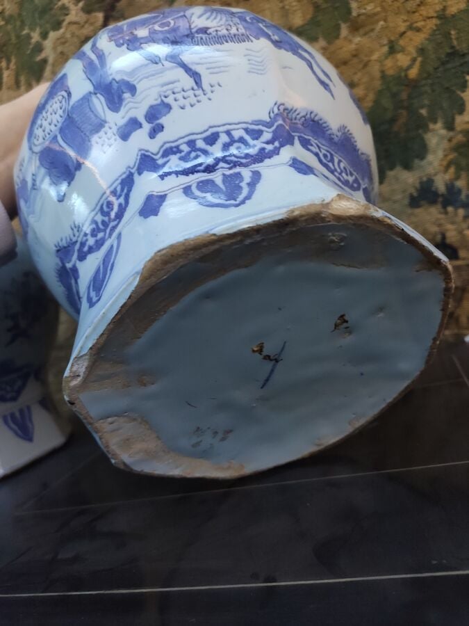 DELFT - Paire de gourdes, décor en camaïeu bleu de paysages chinois. XVIIIème s…