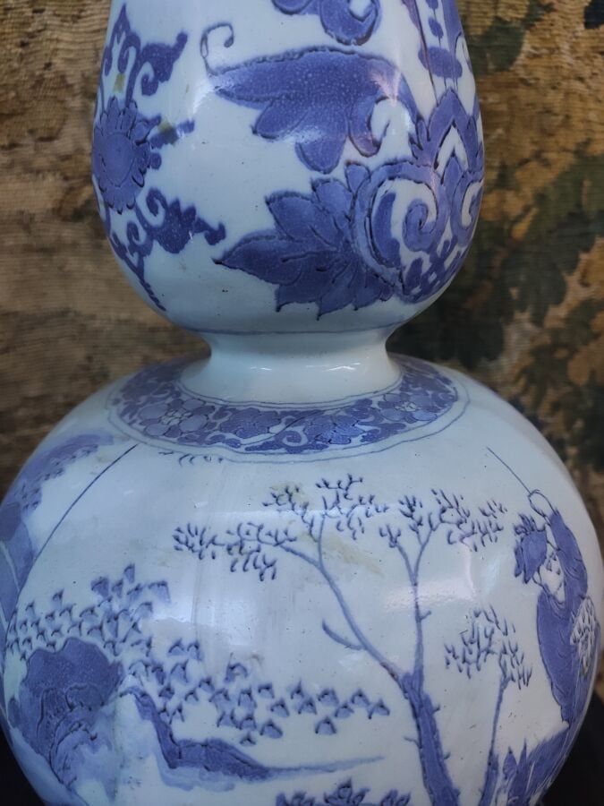 DELFT - Paire de gourdes, décor en camaïeu bleu de paysages chinois. XVIIIème s…