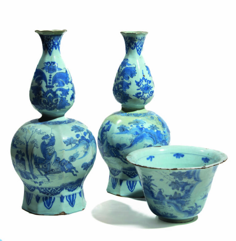 DELFT - Paire de gourdes, décor en camaïeu bleu de paysages chinois. XVIIIème s…