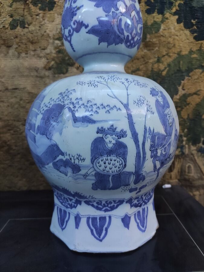 DELFT - Paire de gourdes, décor en camaïeu bleu de paysages chinois. XVIIIème s…