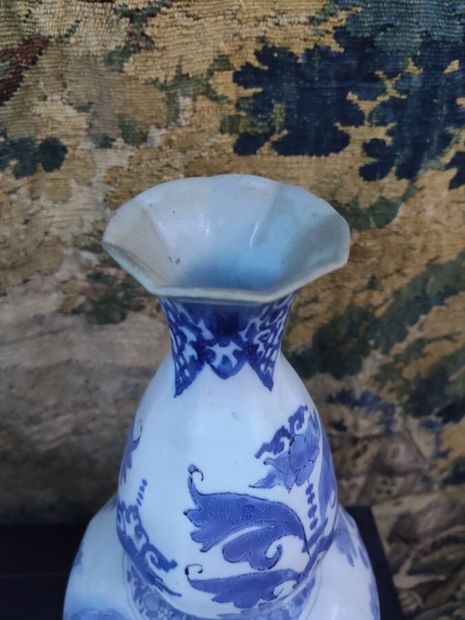 DELFT - Paire de gourdes, décor en camaïeu bleu de paysages chinois. XVIIIème s…
