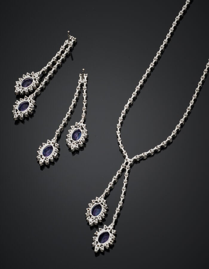 DEMI-PARURE composée d'un COLLIER "Négligé" et d'une paire de PENDANTS d'OREILL…