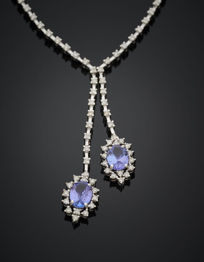 DEMI-PARURE composée d'un COLLIER "Négligé" et d'une paire de PENDANTS d'OREILL…
