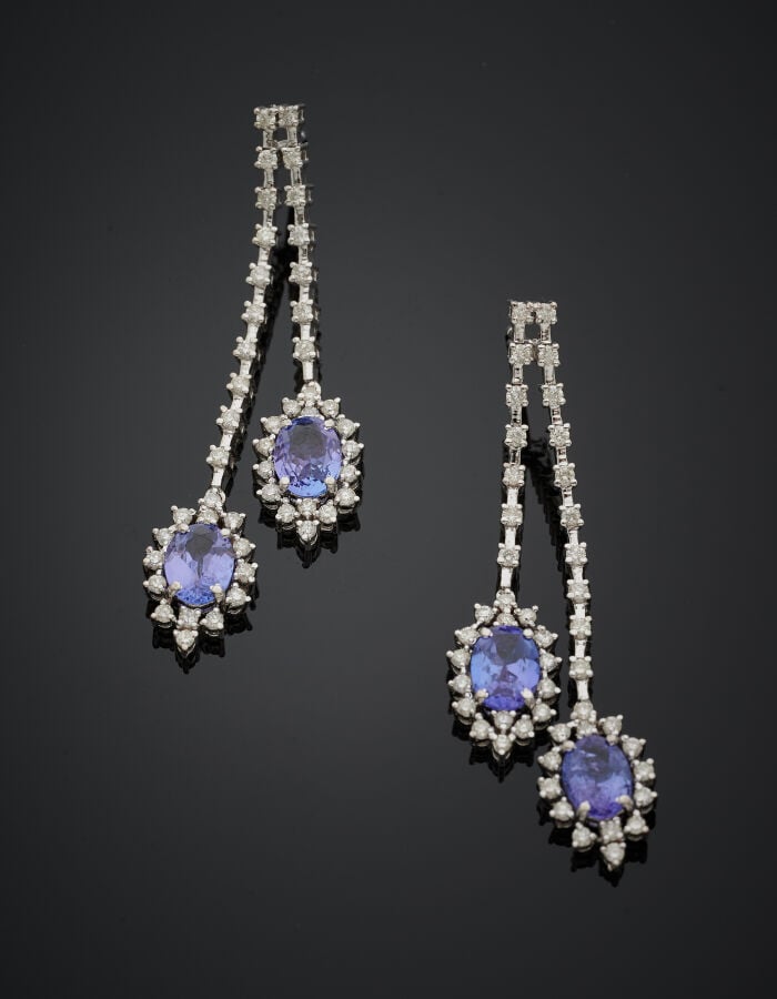 DEMI-PARURE composée d'un COLLIER "Négligé" et d'une paire de PENDANTS d'OREILL…