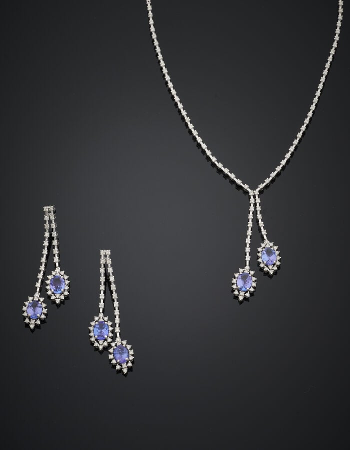 DEMI-PARURE composée d'un COLLIER "Négligé" et d'une paire de PENDANTS d'OREILL…