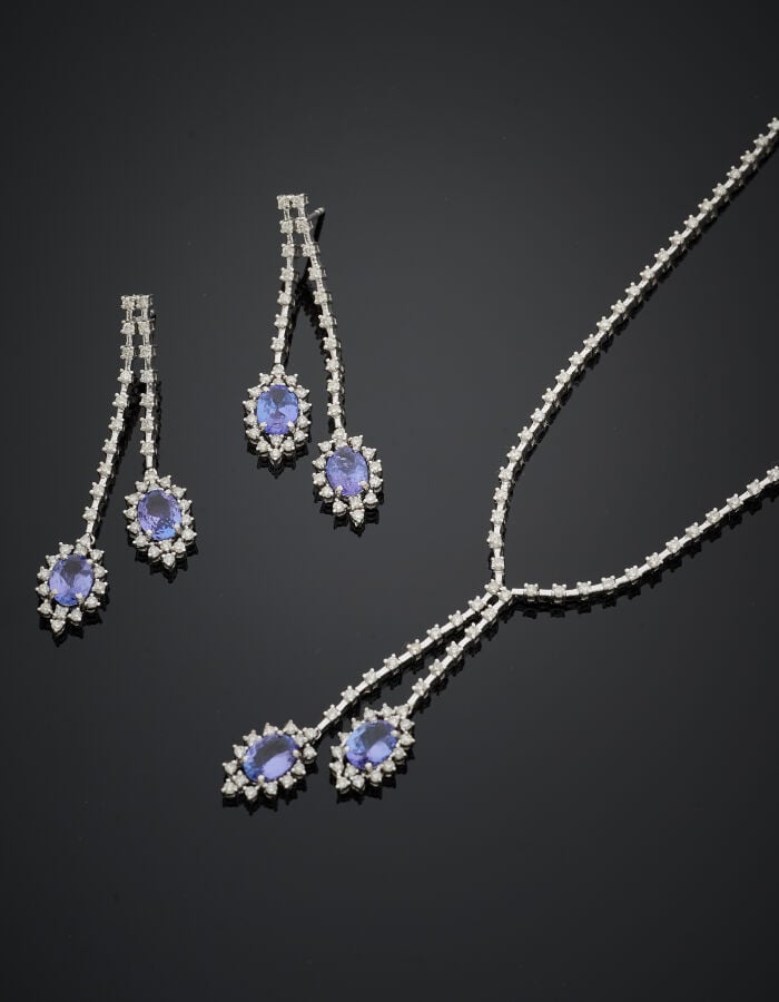DEMI-PARURE composée d'un COLLIER "Négligé" et d'une paire de PENDANTS d'OREILL…