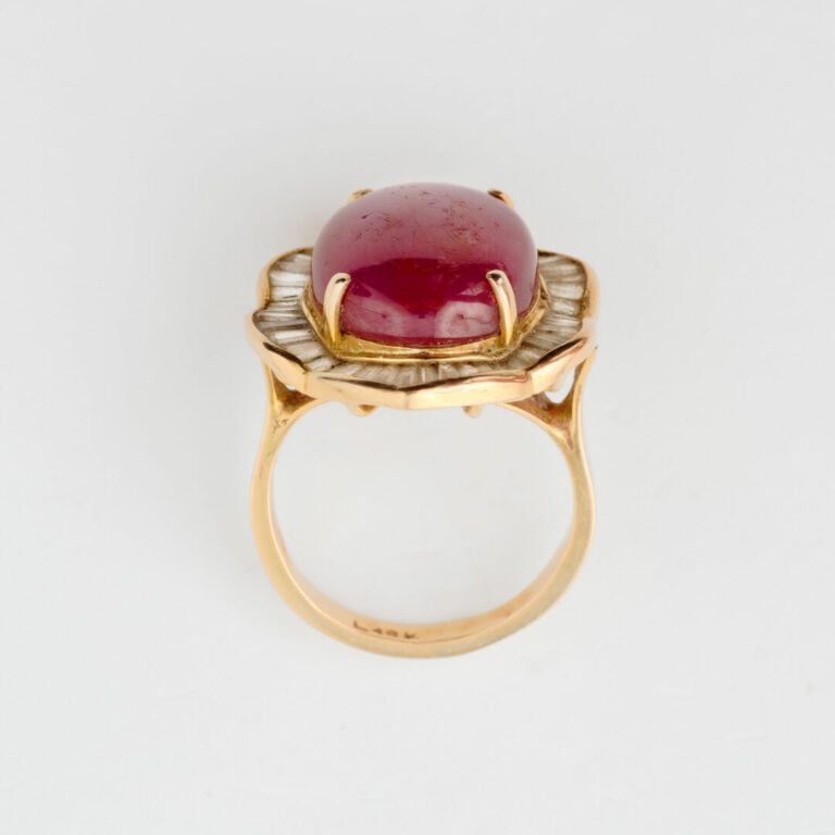 Demi-parure comprenant une bague juponnée en or jaune (585) ornée d'un cabochon…