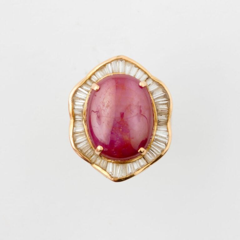 Demi-parure comprenant une bague juponnée en or jaune (585) ornée d'un cabochon…