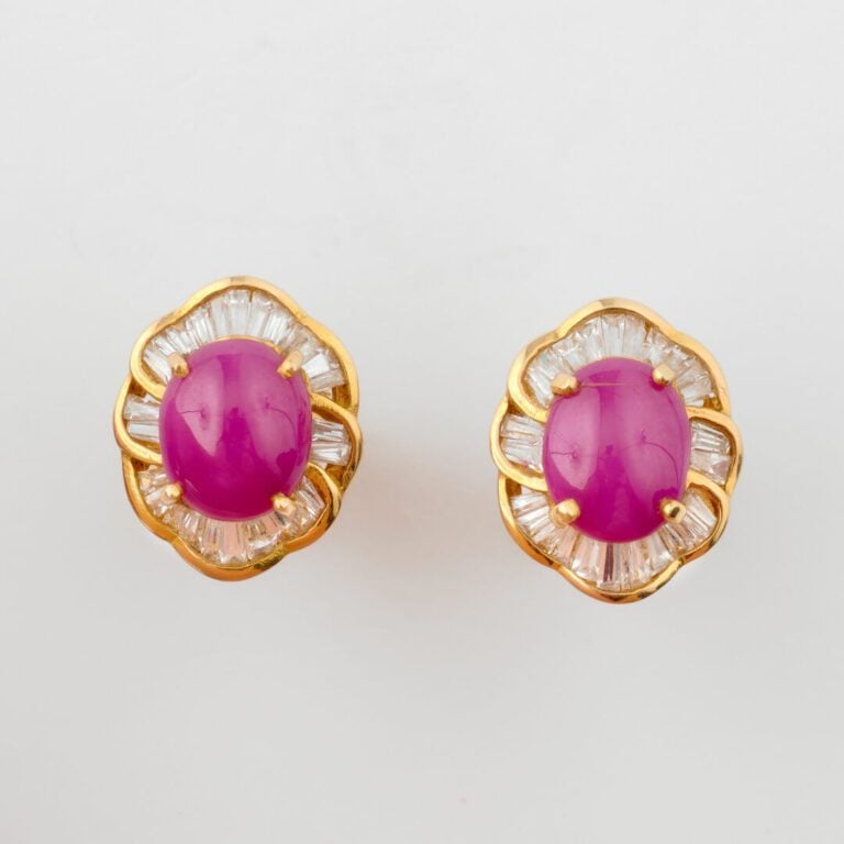 Demi-parure comprenant une bague juponnée en or jaune (585) ornée d'un cabochon…