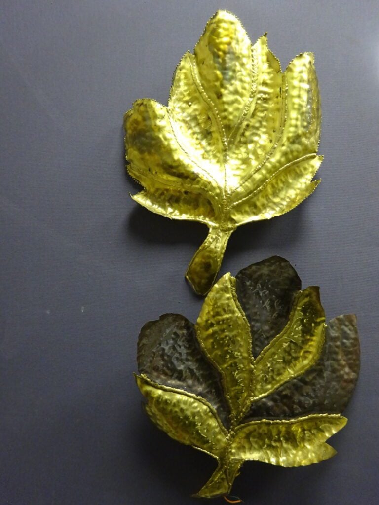 Deux appliques en tôle et laiton, à l'imitation de feuilles d'arbre. - Hauteur:…