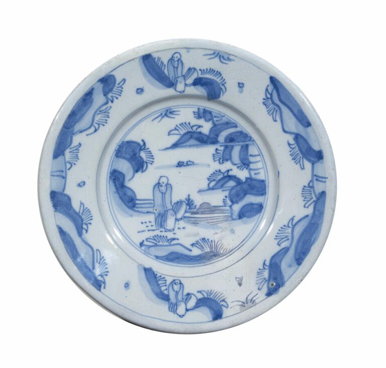 Deux assiettes en faïence de Delft à motifs chinois. - Diamètre : 22 cm