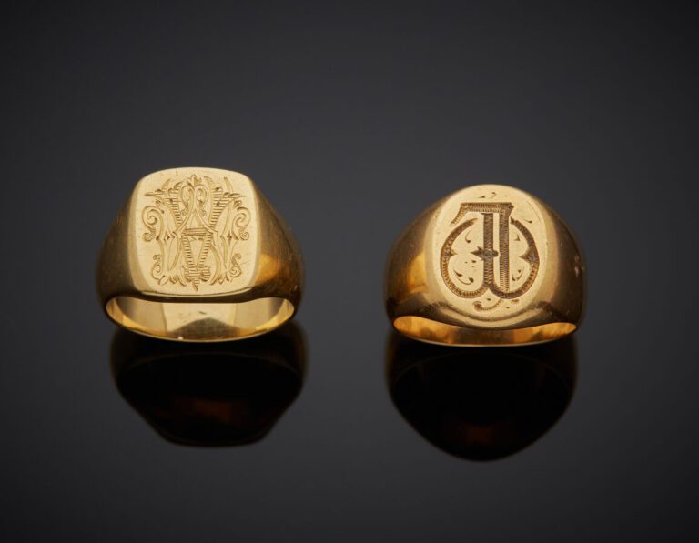 Deux BAGUES « chevalières » en or jaune (750‰) chacune gravée d'un monogramme.…