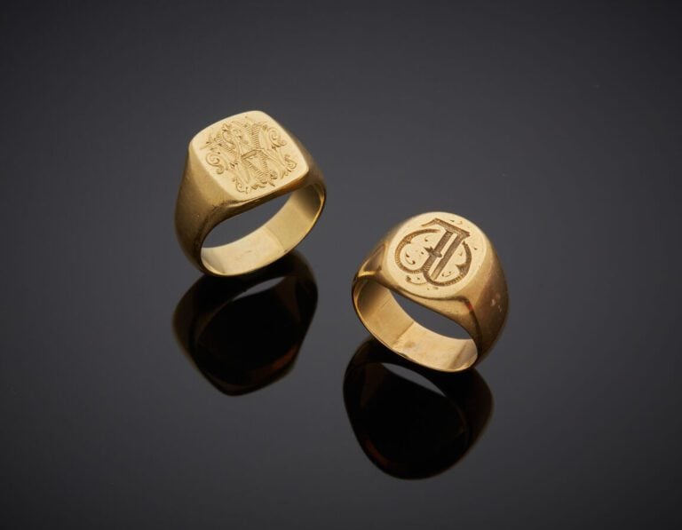 Deux BAGUES « chevalières » en or jaune (750‰) chacune gravée d'un monogramme.…