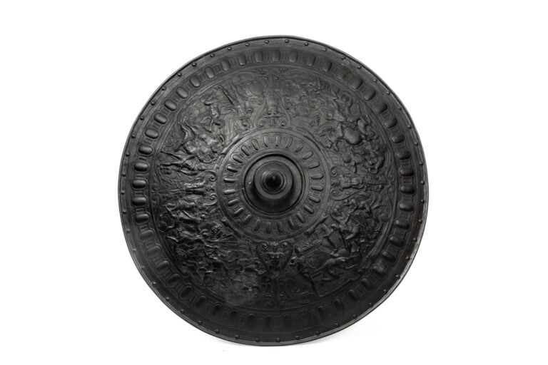 Deux boucliers dans le goût de l'antique, à décor de frises de guerrier, l'un c…