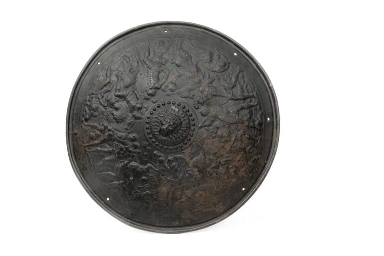 Deux boucliers dans le goût de l'antique, à décor de frises de guerrier, l'un c…