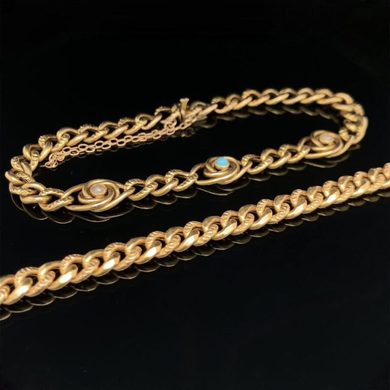 Deux BRACELETS « gourmettes » en or jaune (750‰) ciselé, dont un orné de deux p…