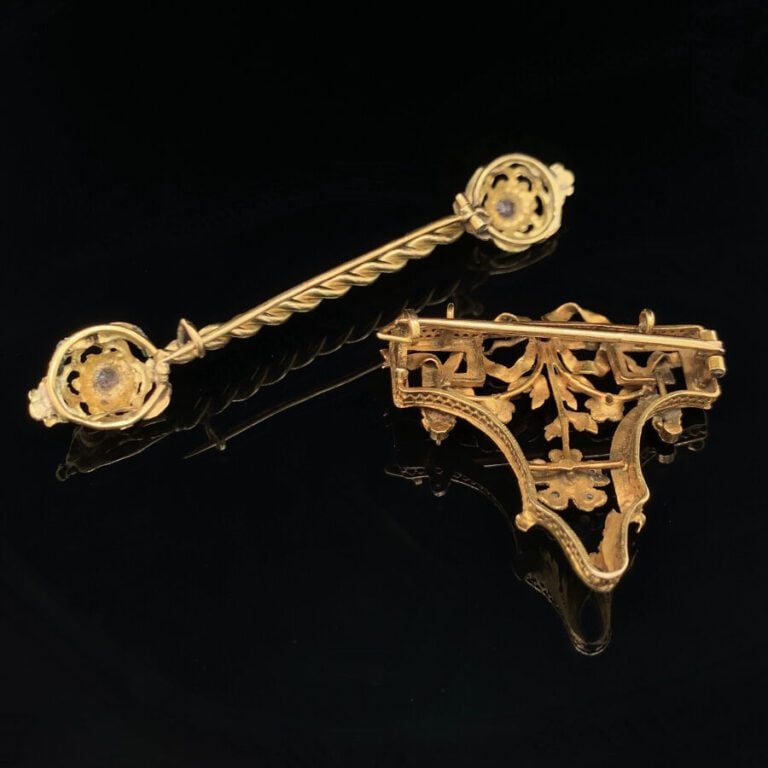 Deux BROCHES « barrette » et « noeud » en or jaune (750‰) torsadé, ajouré et ci…