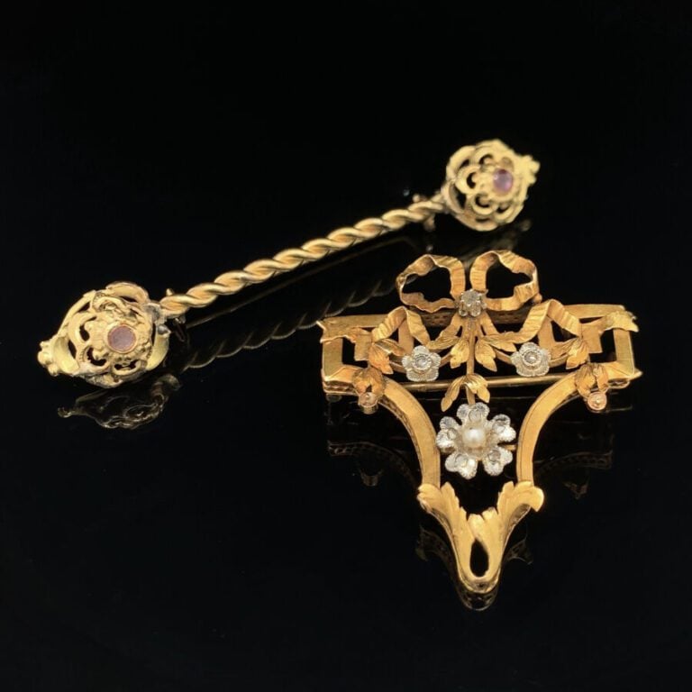 Deux BROCHES « barrette » et « noeud » en or jaune (750‰) torsadé, ajouré et ci…