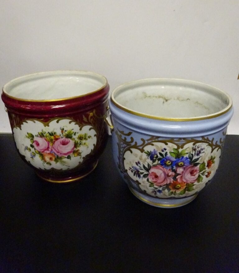 Deux cache-pots en porcelaine dans le goût de Sèvres, l'un à fond lie-de-vin et…