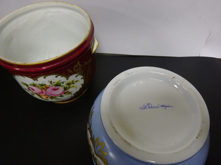 Deux cache-pots en porcelaine dans le goût de Sèvres, l'un à fond lie-de-vin et…
