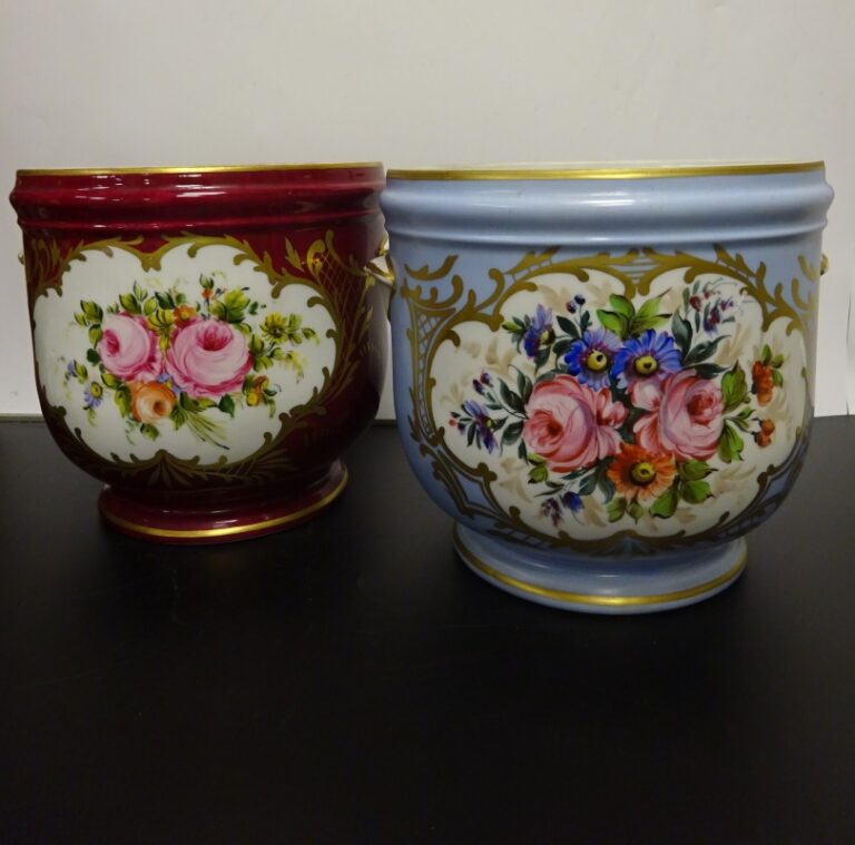 Deux cache-pots en porcelaine dans le goût de Sèvres, l'un à fond lie-de-vin et…