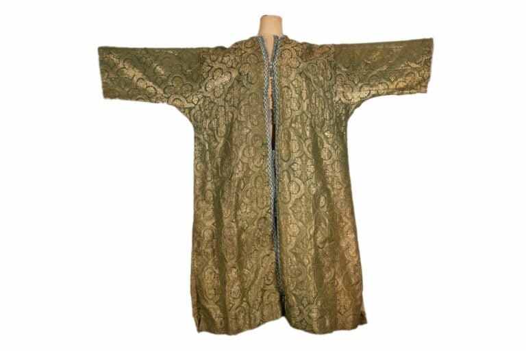 Deux caftans en soie brodée de motifs floraux sur fond vert - Probablement Empi…