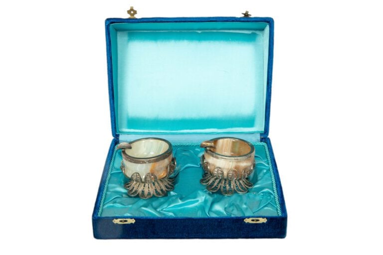 Deux cendriers en onyx et argent dans leur coffret en velours bleu - H : 5 cm c…