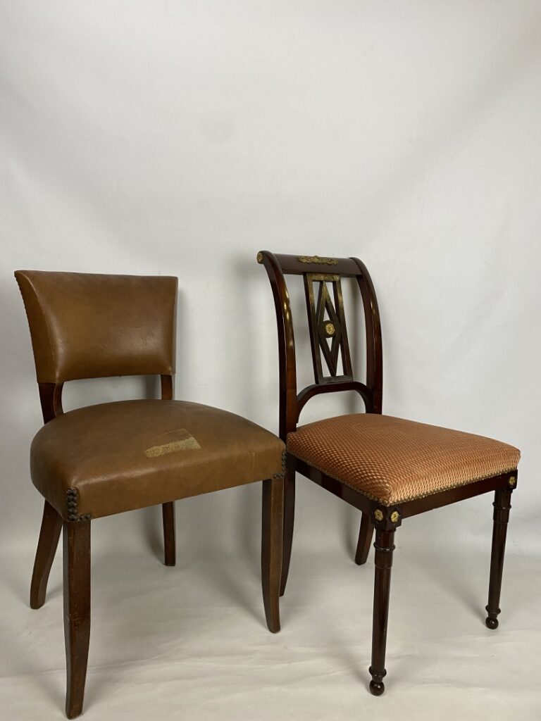 Deux chaises en bois l'une en skai marron l'autre pouvue d'une garniture en tis…