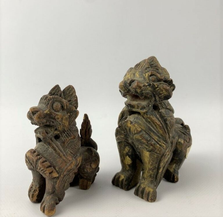 Deux chiens de Fô stylisés en bois sculpté partiellement doré - Dans le goût ch…