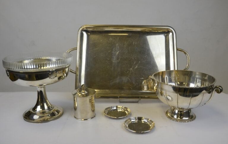 Deux coupes sur piédouche, dont une avec intérieur verre, plateau de service FR…