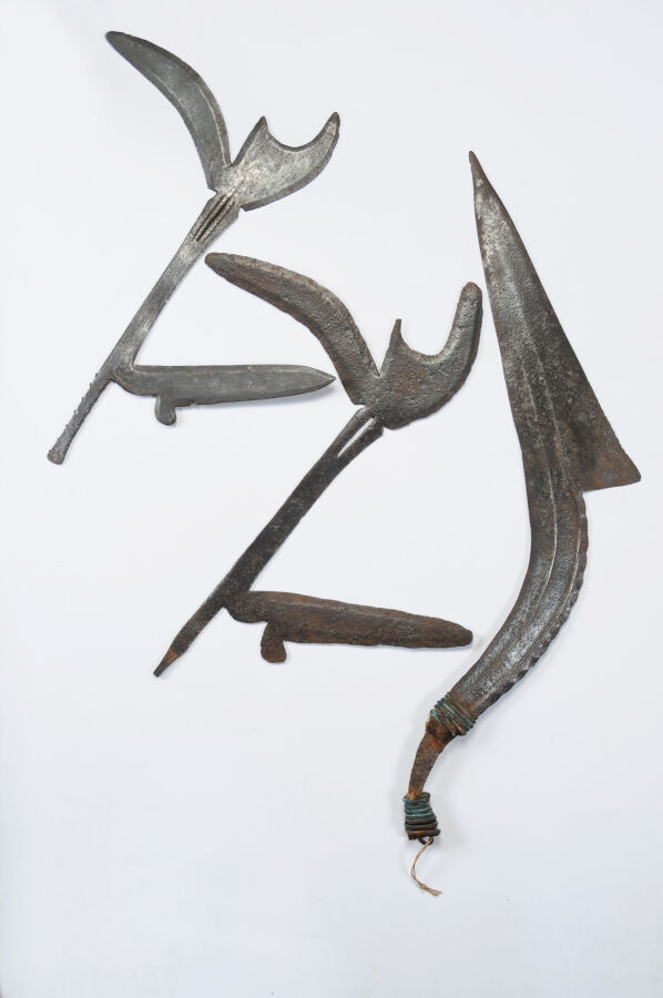 Deux couteaux , de jet (50 cm/45 cm)Nzakara ,on joint une épée courbe Ngbandi,…