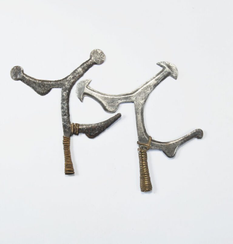 Deux couteaux de jet, poignée de cuivre ou cuir tressé,31/30 cm, Mabo