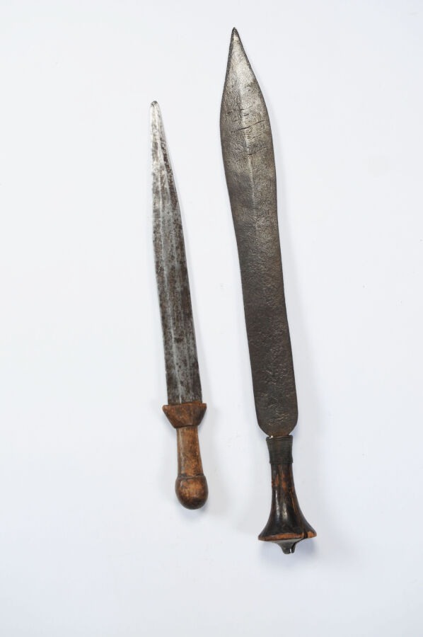 Deux couteaux droits, poignées en bois, Azandé. 50 cm et 40 cm