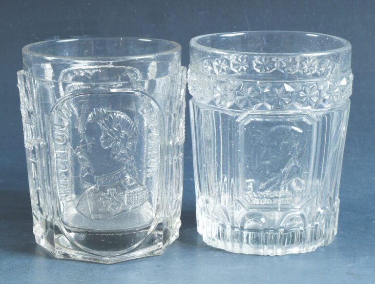 Deux gobelets en verre moulé - 1°/ Gobelet orné des portraits opposés de Napolé…