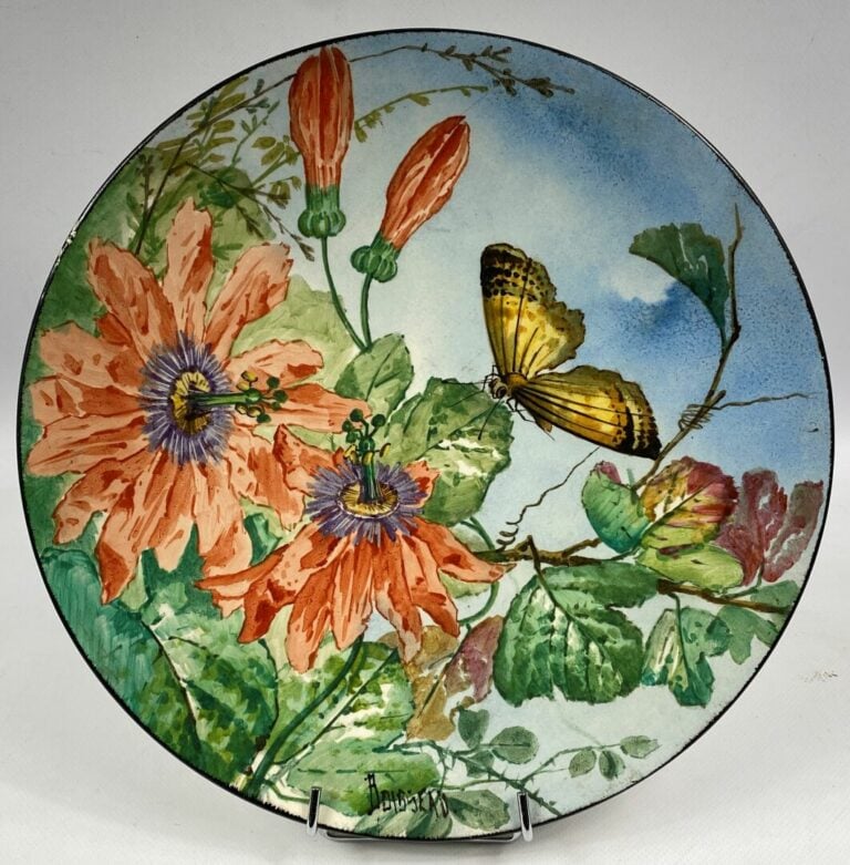 Deux grands plats en faïence à décor polychrome de fleurs et papillons - L'un s…