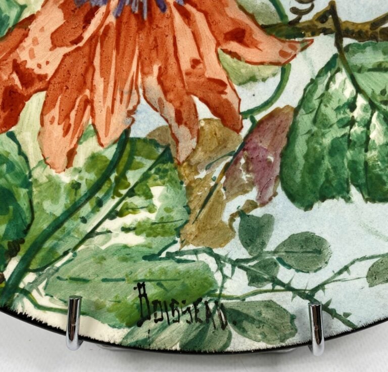 Deux grands plats en faïence à décor polychrome de fleurs et papillons - L'un s…