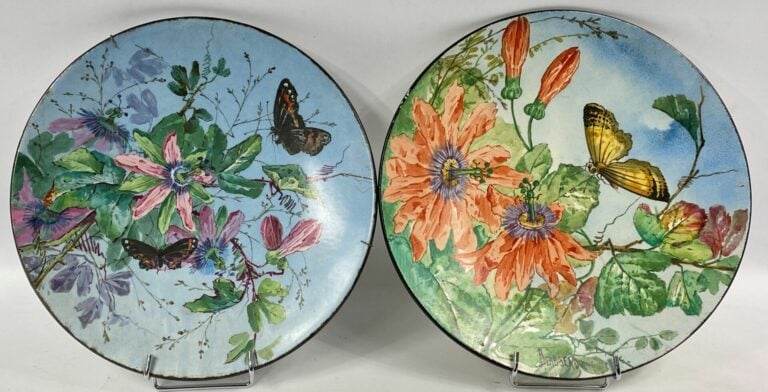 Deux grands plats en faïence à décor polychrome de fleurs et papillons - L'un s…