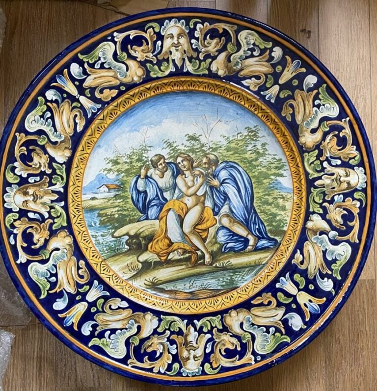 Deux grands plats italiens à décor historié. - Diam : 60 cm