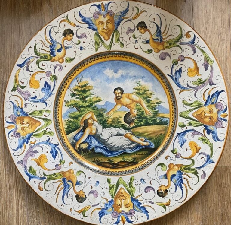 Deux grands plats italiens à décor historié. - Diam : 60 cm