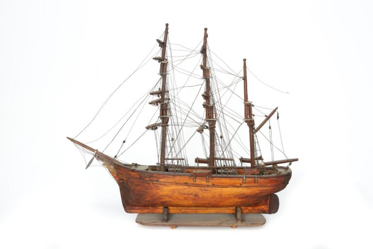 Deux maquettes de bateaux trois mats en bois. - Légers manques. - L'une 63x80 c…