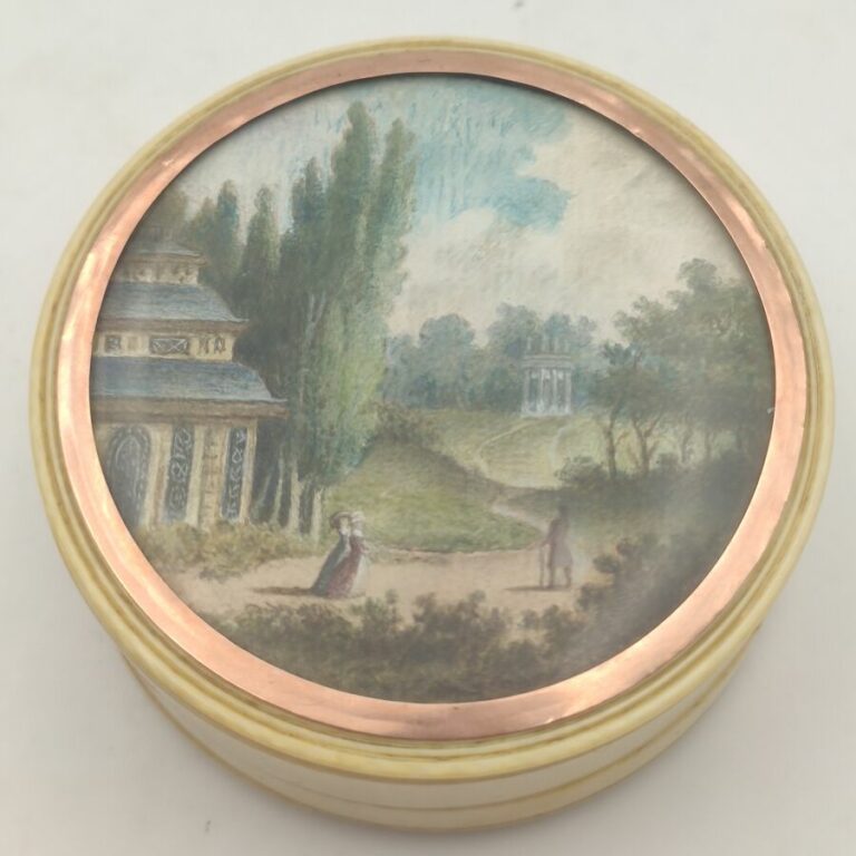 Deux miniatures sur papier cerclés d'or, représentant deux scènes de jardins co…