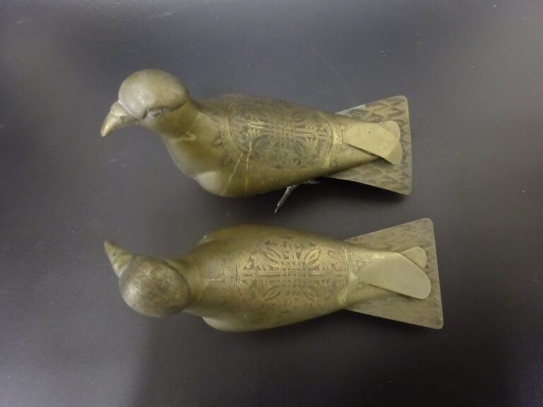 Deux oiseaux en cuivre étamé et gravé de motifs géométriques. - Travail probabl…