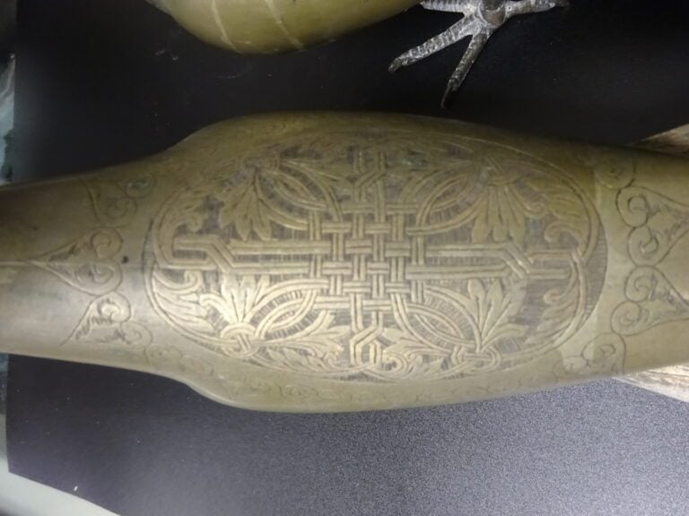 Deux oiseaux en cuivre étamé et gravé de motifs géométriques. - Travail probabl…