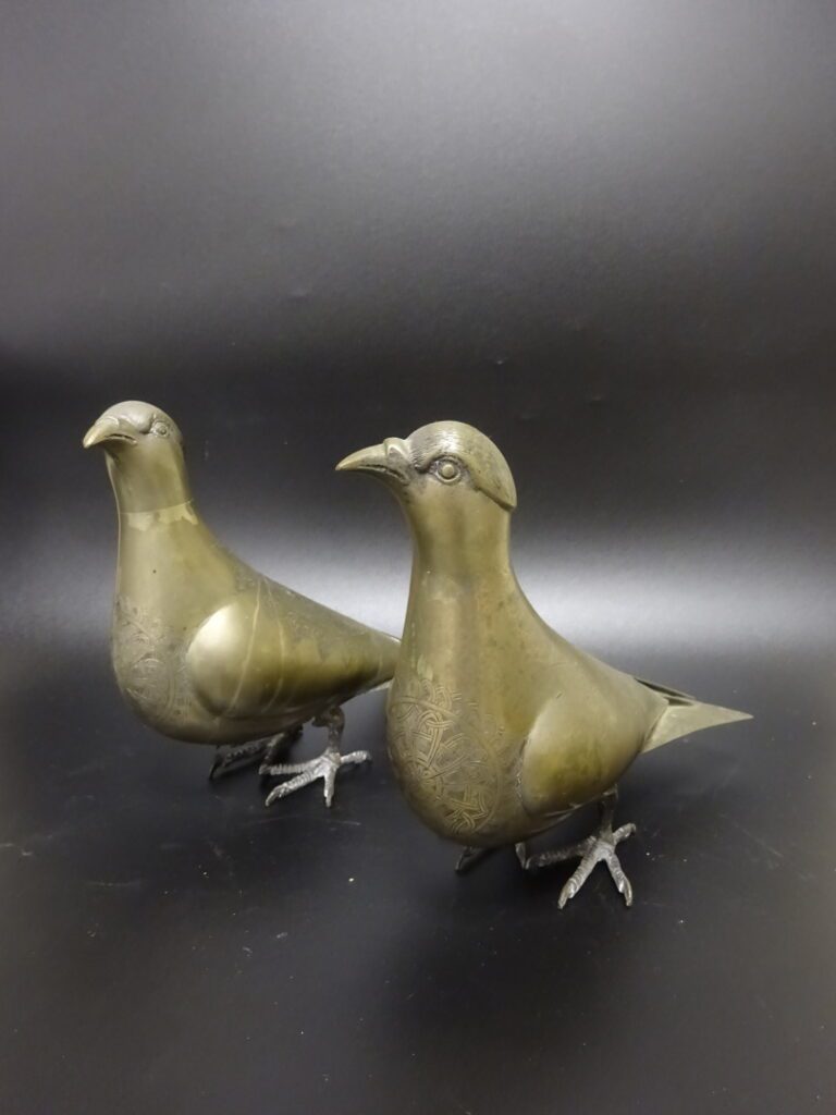 Deux oiseaux en cuivre étamé et gravé de motifs géométriques. - Travail probabl…