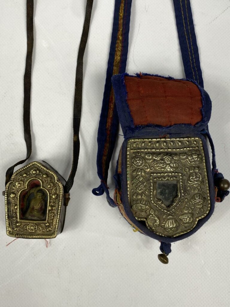 Deux petits autels protecteurs portatifs « Gau », à l'intérieur une amulette vo…