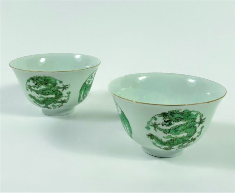 Deux petits bols en porcelaine à décor de dragons et phoenix verts en médaillon…