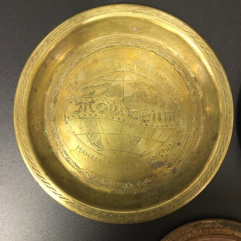 Deux petits plats ouzbeks en laiton gravé, l'un marqué "Tachkent", l'autre repr…
