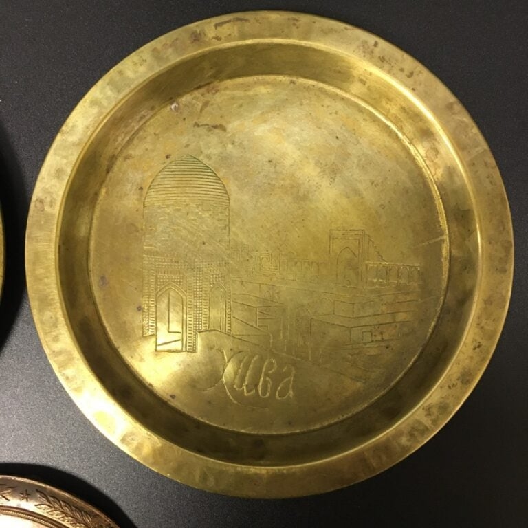 Deux petits plats ouzbeks en laiton gravé, l'un marqué "Tachkent", l'autre repr…
