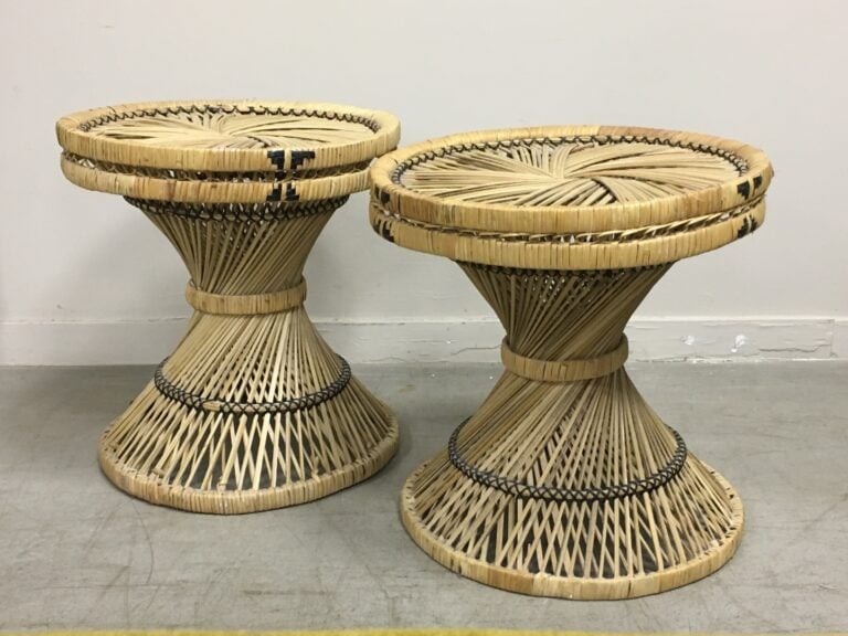 Deux petits tabourets de forme diabolo en rotin tressé. - Hauteur: 37,5 cm. ; D…